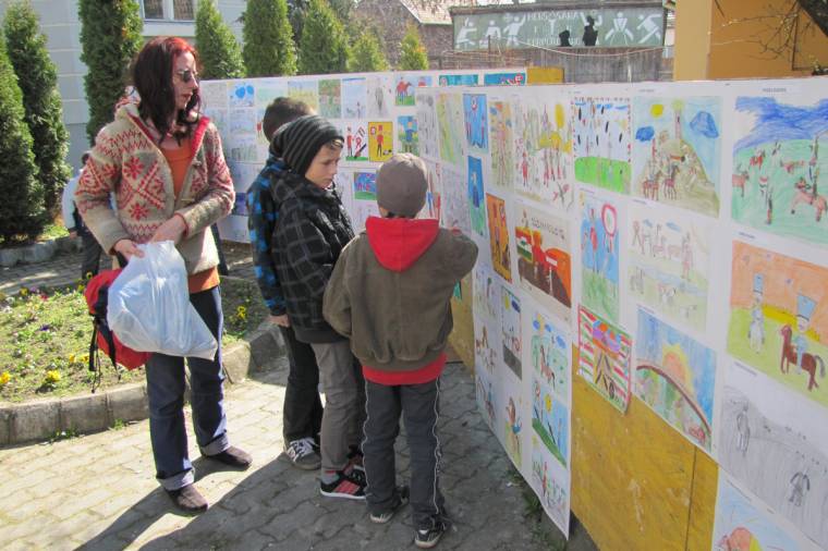 Háromdimenziós csatajelenetek a Városi Könyvtár előtt