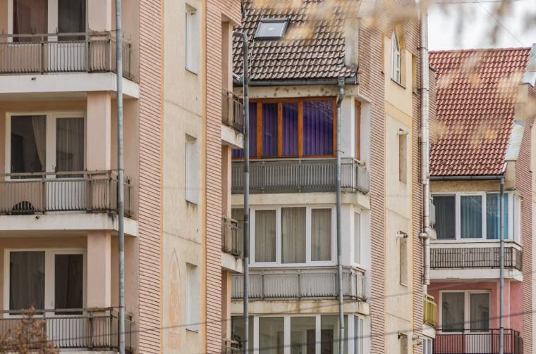Még mindig emelkednek az egyébként sem alacsony lakásárak Romániában