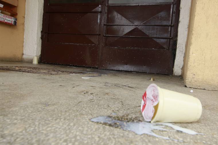 „Tejgránátokkal” bombáznak egy udvarhelyi tömbházat