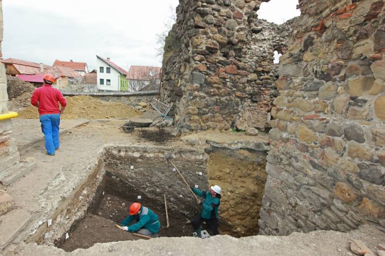 Döntenek a vár sorsáról