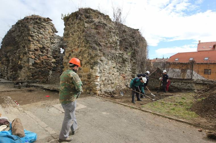 Megnyílt a föld a Székely Támadt-várban
