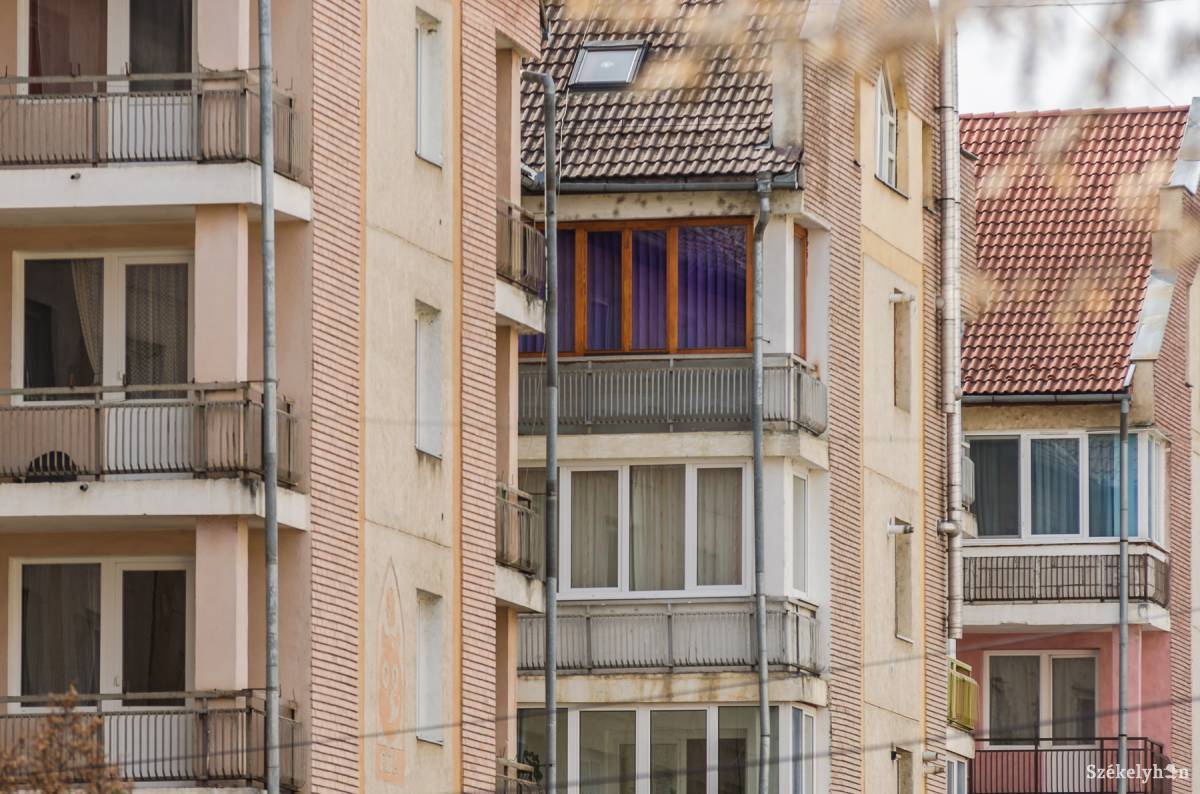Tömbházlakások az egyik székelyföldi városban. Alacsony a kínálat, magas a kereslet •  Fotó: Veres Nándor