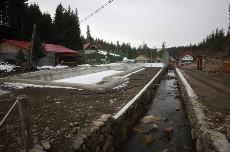 Szabadtéri strandot nyitnak Homoródfürdőn