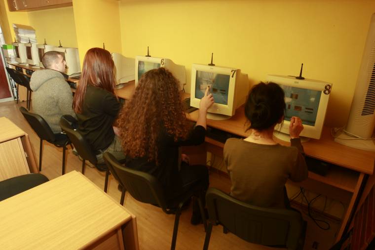 Heti négy nap tehetnek sofőrvizsgát