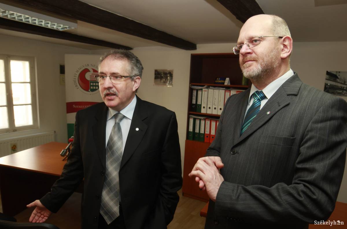 Toró T. Tibor (balra) örvendetesnek tartja, hogy Zakariás Zoltán (jobbra) kapja az EMSZ-nek járó egyik befutó helyet &bullet;  Fotó: Farkas Antal