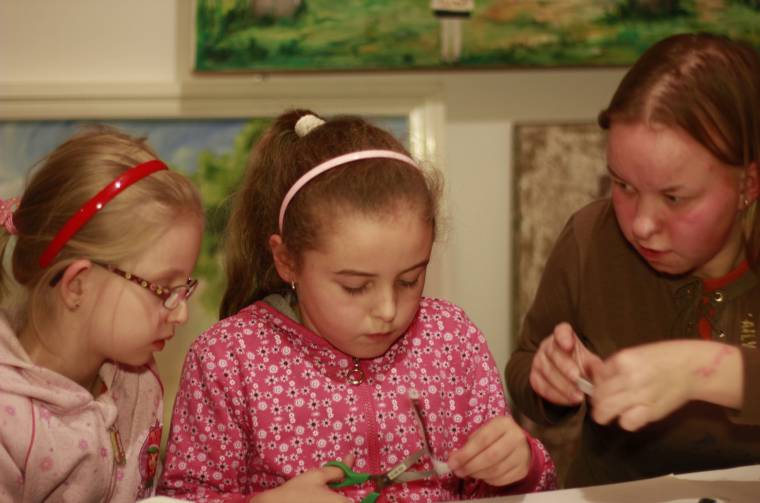 Vakációs kézműves foglalkozás a könyvtárban