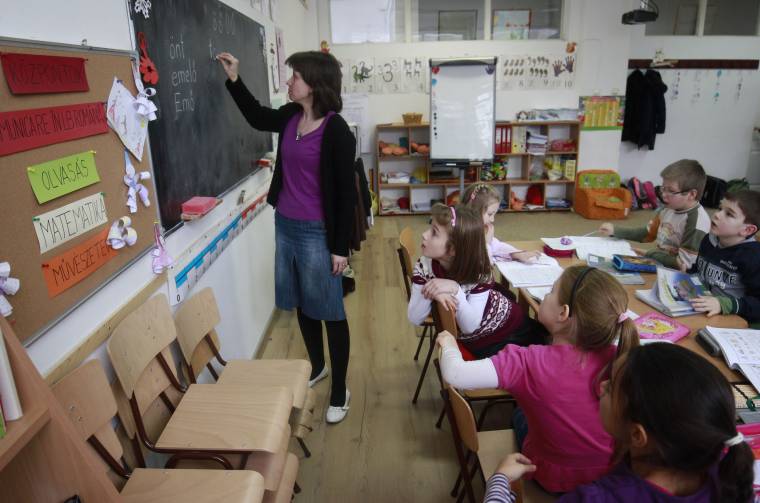 Diszkriminatívnak minősítették, hogy eltörölték a kisebbségi tanítók románórákért kapott túlórapénzét
