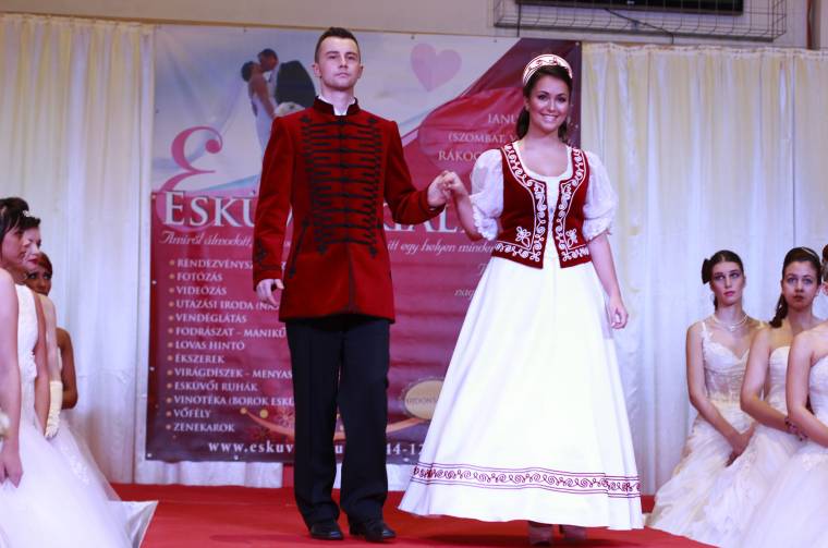 Az anyós szervezzen esküvőt?