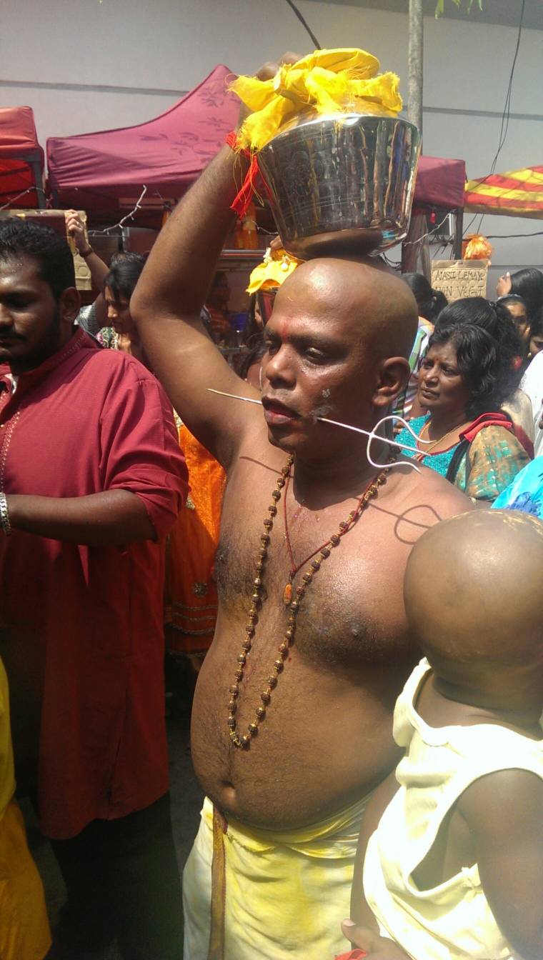 Góbéságok a nagyvilágban – Átszúrt arcú hinduk között