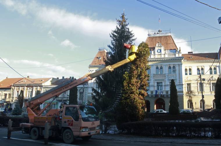 Lekerülnek a karácsonyi díszek