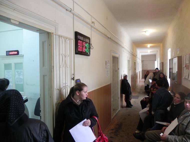 Elektronikus sorszámosztás alapján fogadják az ügyfeleket