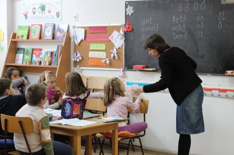 Másodszor is megszavazta a román parlament a kisebbségi iskolai osztályok megszüntetését nehezítő jogszabályt