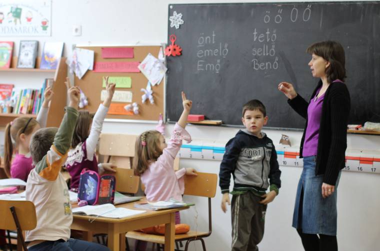 Eltérnek a vélemények az óvónők és tanítók felsőfokú végzettségét kötelező előírás eltörléséről