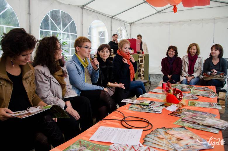 Szerkesztők és olvasók egy Nőileg-közönségtalálkozón •  Fotó: Csedő Attila