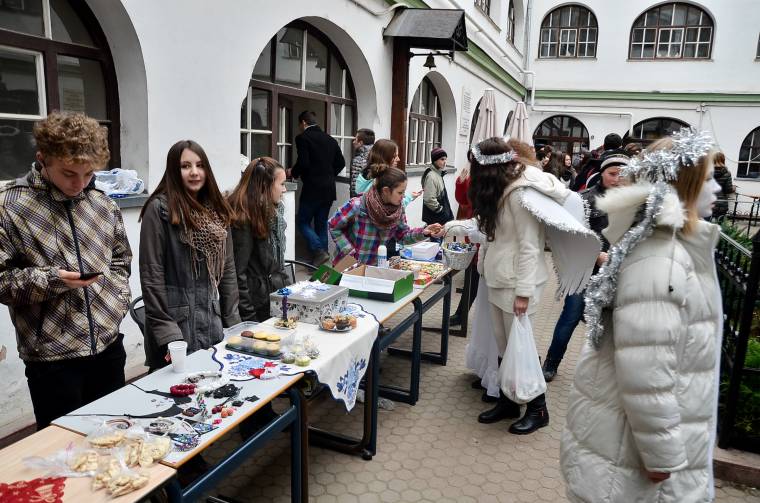 Süteményeket kínáltak az iskolai vásáron