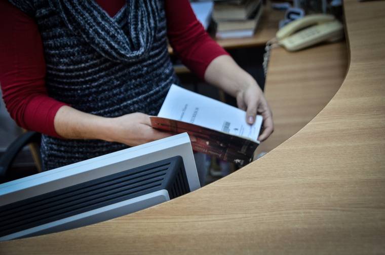 A kölcsönzőpult másik oldalán