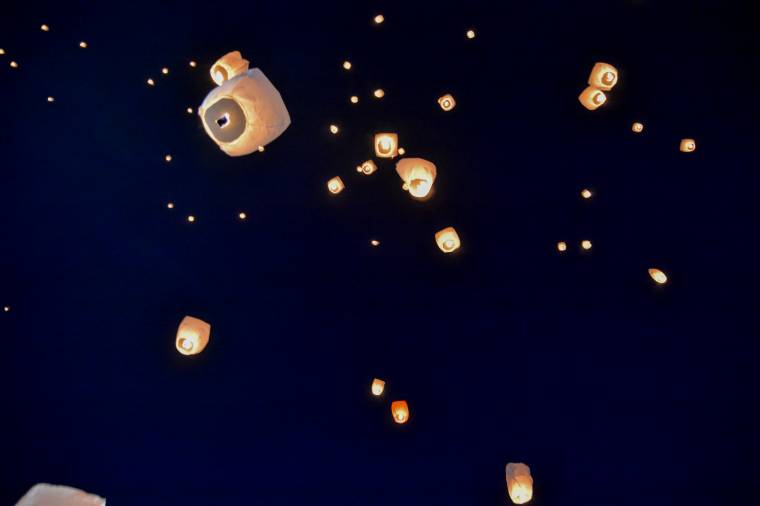 Tűzijáték helyett lampioneregetés