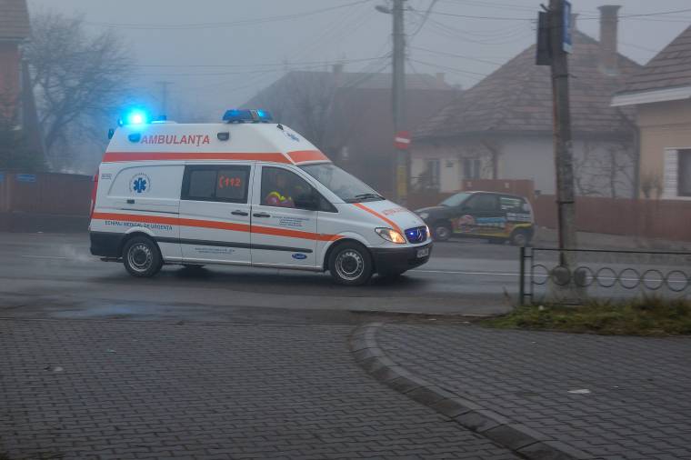 Több balesethez, sok ittashoz és lázashoz riasztották a mentősöket