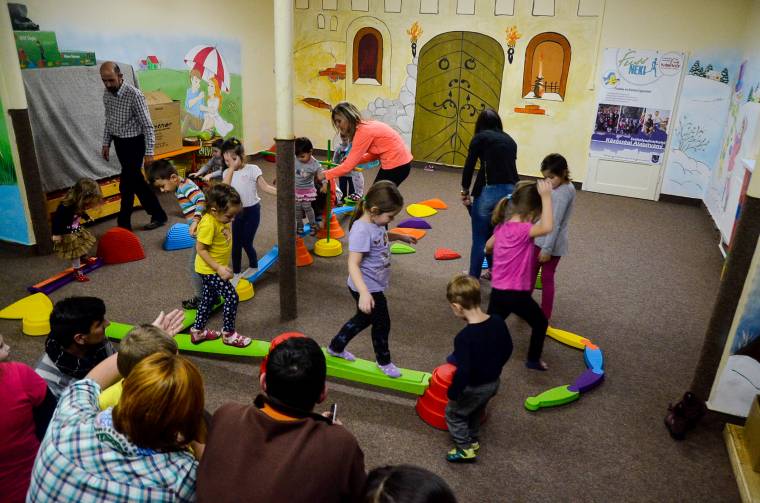 Sajátos kellékekkel fejlesztik az udvarhelyi napközisek képességeit