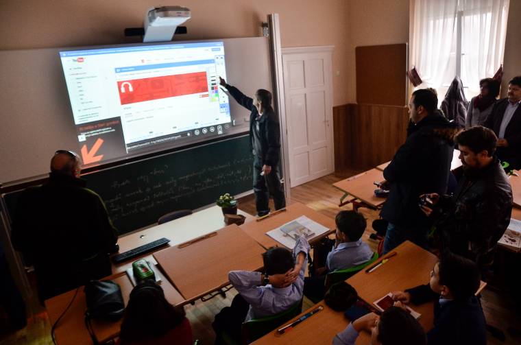 Korszerű technikát az osztálytermekbe