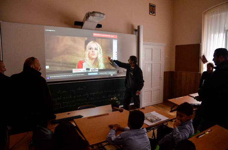 Felújított tantermet adtak át a Tamási Áron Gimnáziumban