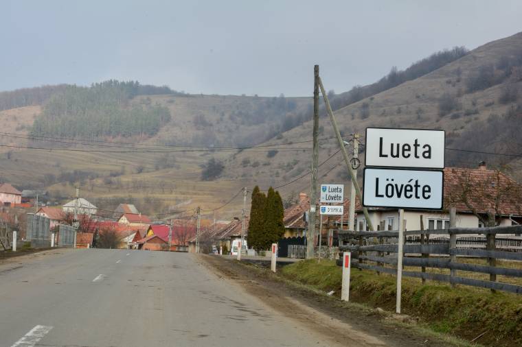 Traktorral ment neki a személygépkocsinak