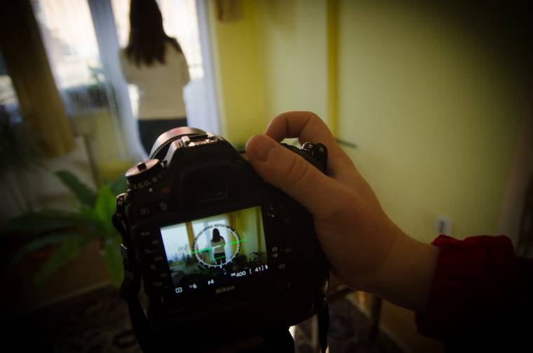 Visszatérne a szexuális zsarolással gyanúsított „művész”