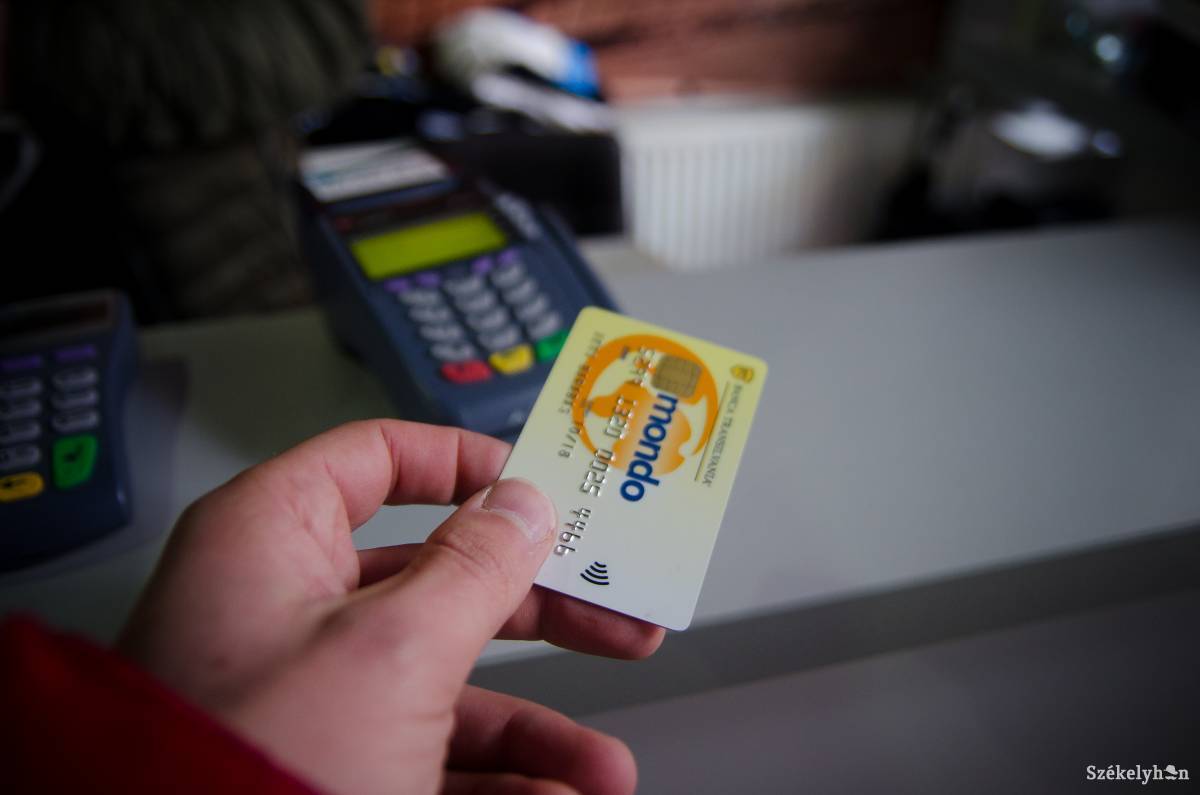 Az érintésmentes bankkártya nem kért PIN-kódot, így költekezhetett vele a megtaláló. Illusztráció •  Fotó: Barabás Ákos