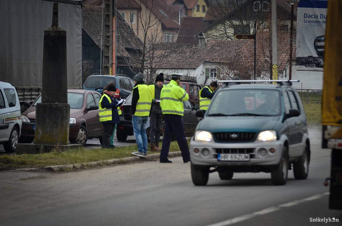 Közúti ellenőrzés. Előfordul, hogy a közlekedésrendészek a kötelező gépjármű-biztosítási szelvényt is elkérik. Archív •  Fotó: Barabás Ákos
