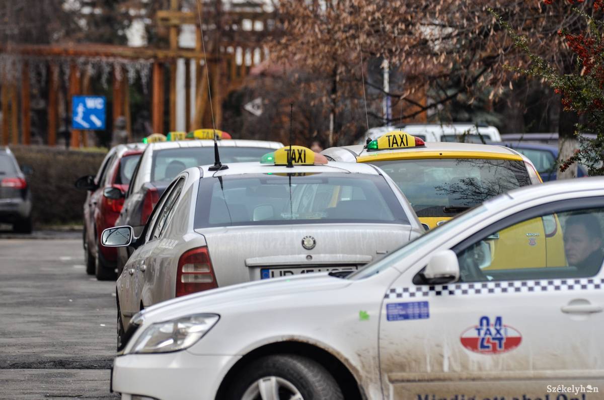 Nemcsak a taxis kilométerdíjak emelkedhetnek, a szabályok betartását is szigorúbban ellenőriznék. Archív •  Fotó: Barabás Ákos