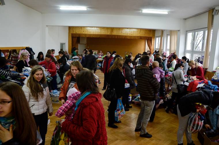 Téli ruhákat adtak, vettek