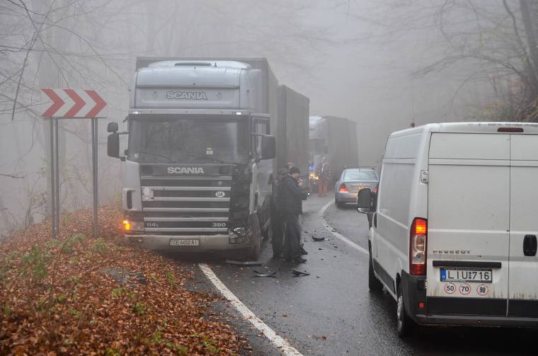 Kamion és személyautó ütközött a Cekend-tető közelében