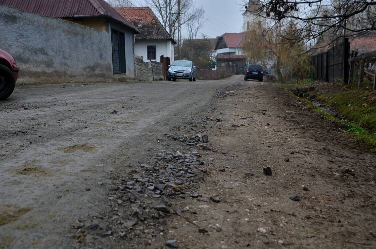 Minden mellékutcát leköveztek Oklánd községben
