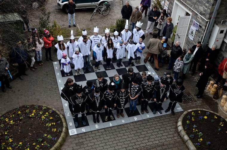 Sakktábla élő bábukkal Székelyudvarhelyen