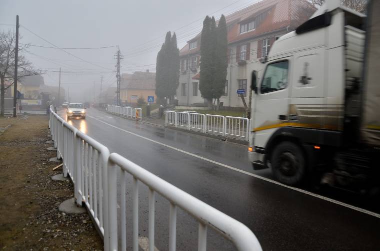 Kifogásolt lassítósáv épül az 13A országút szentegyházi szakaszán