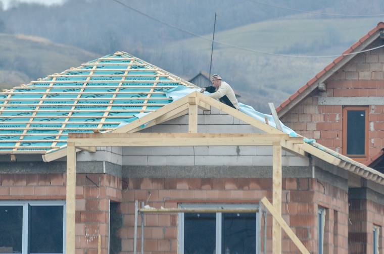 Nem csak szakemberekből, segédmunkásokból is kevés van