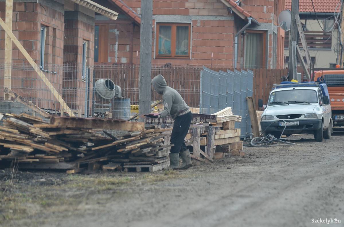 Kétkezi munkás. A legtöbben a nyugdíjkorhatár elérésekor döbbennek rá a feketemunka hátrányaira •  Fotó: Barabás Ákos