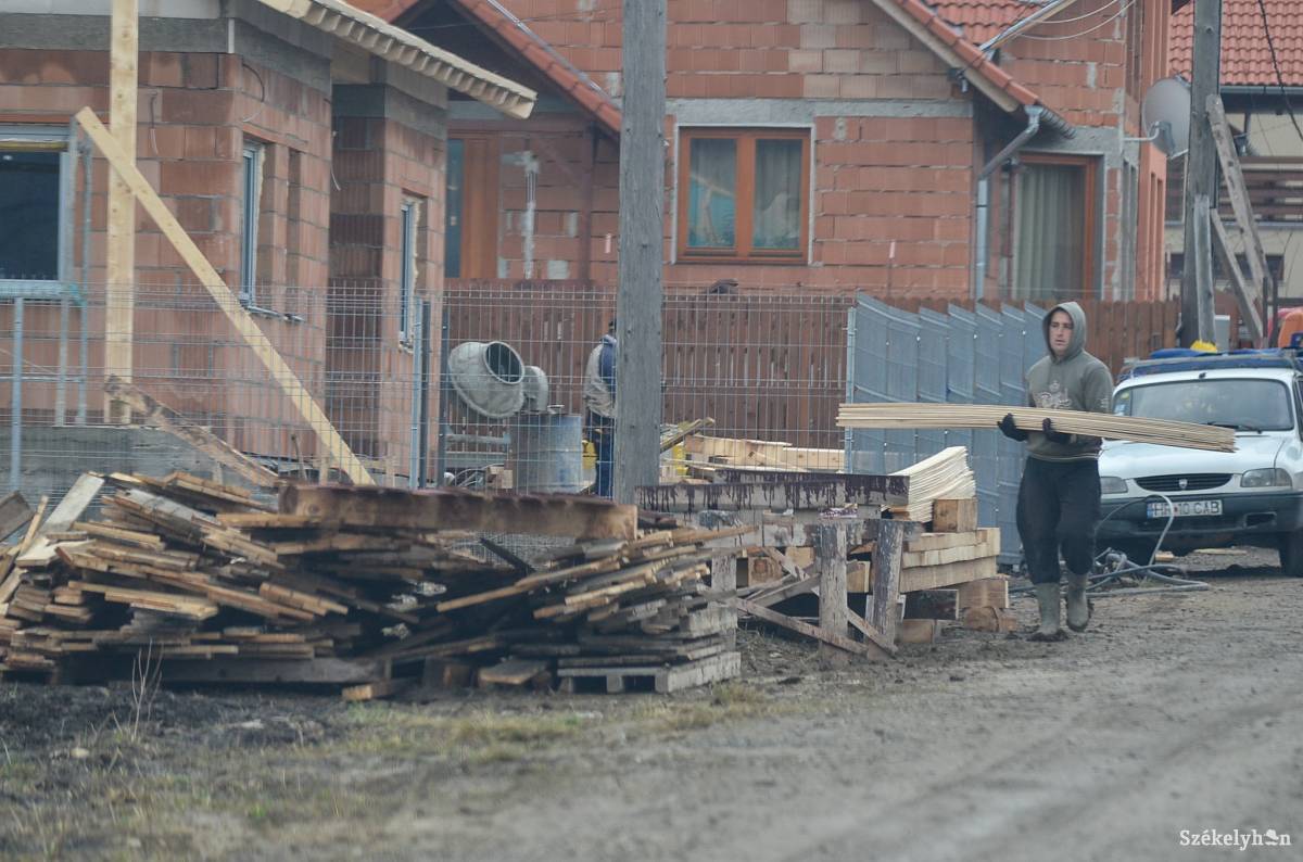 Legalább segédmunkásként alkalmaznák a célcsoportba tartozó fiatalokat. Illusztráció •  Fotó: Barabás Ákos