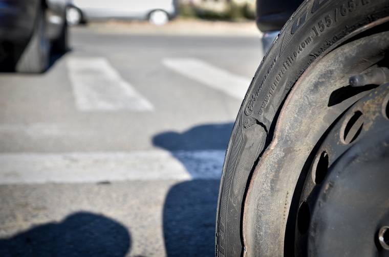 Kivágták a gumiabroncsait, jutalmat ajánlott fel a nyomravezetőnek