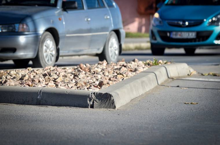 Éles szegély a körforgalomban