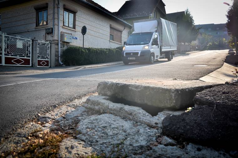 Veszélyt jelentő kanálisfedő