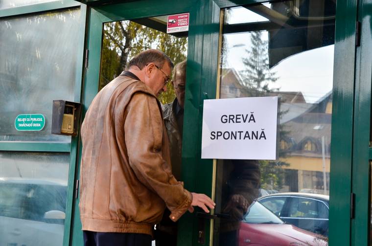 Tiltakoznak a pénzügyi igazgatóságok alkalmazottai