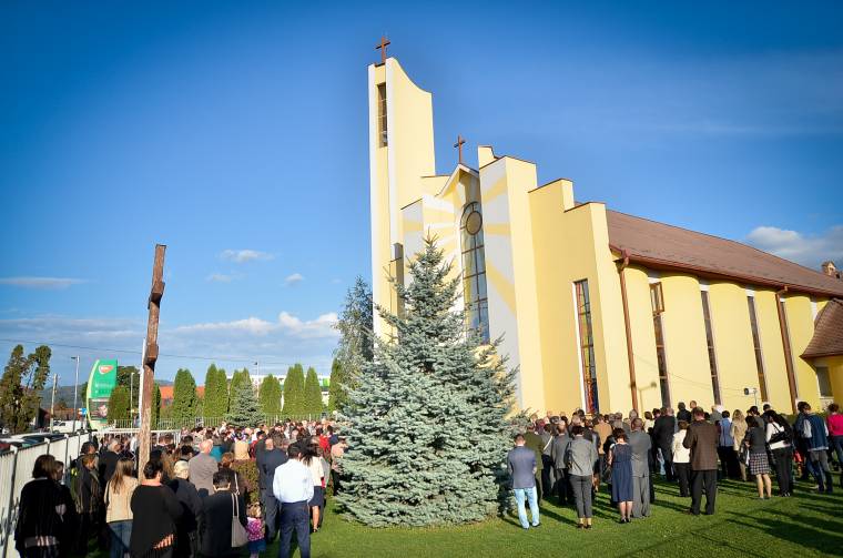 Búcsút ültek a székelyudvarhelyi Kis Szent Teréz plébániatemplomban