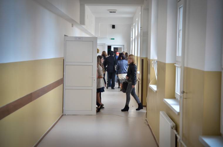 Továbbra is bérvisszatartással tartják sakkban a tanfelügyelőségeket