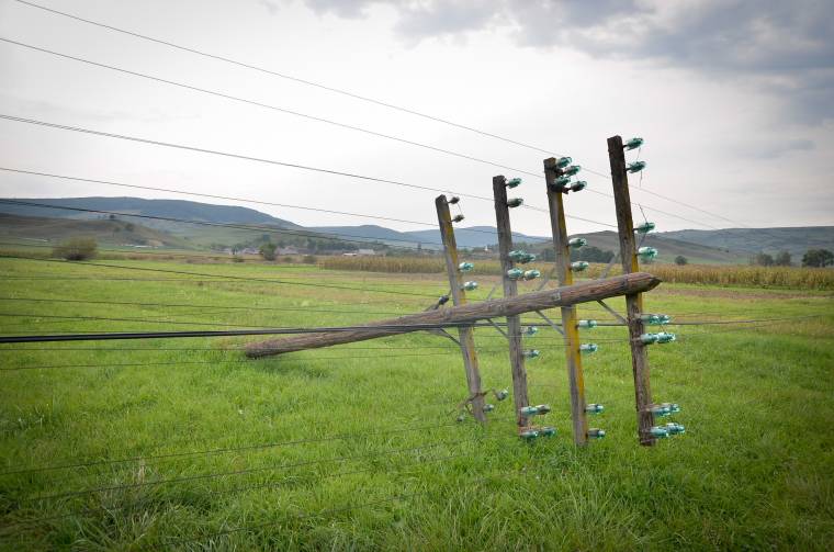 Kidőlt oszlopok akadályozzák a szántást