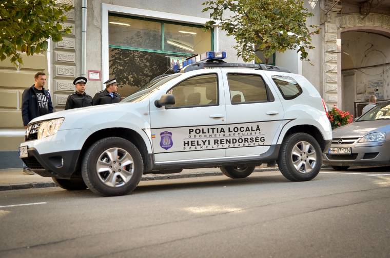 Büntethet-e közlekedési kihágásért helyi rendőr?