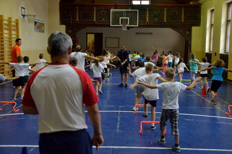 Tankönyvből tornázhatnak majd a diákok, miközben tornatermekre lenne igény
