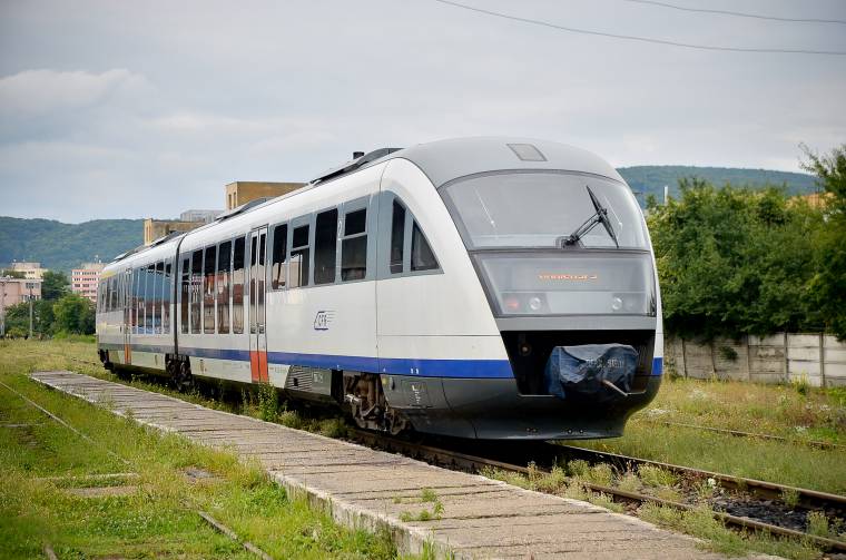 Kényelmes vonat, tönkrement állomás Udvarhelyen