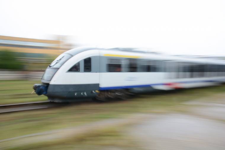 Kényelmes vonat, tönkrement állomás várja az utasokat Udvarhelyen