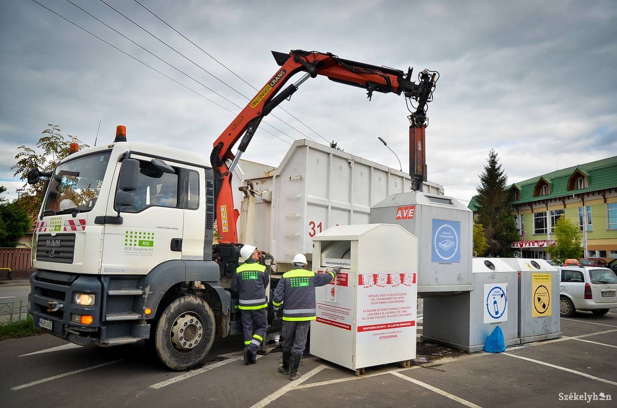 A szelektív tárolókba is jócskán kerül háztartási hulladék &bullet;  Fotó: Barabás Ákos